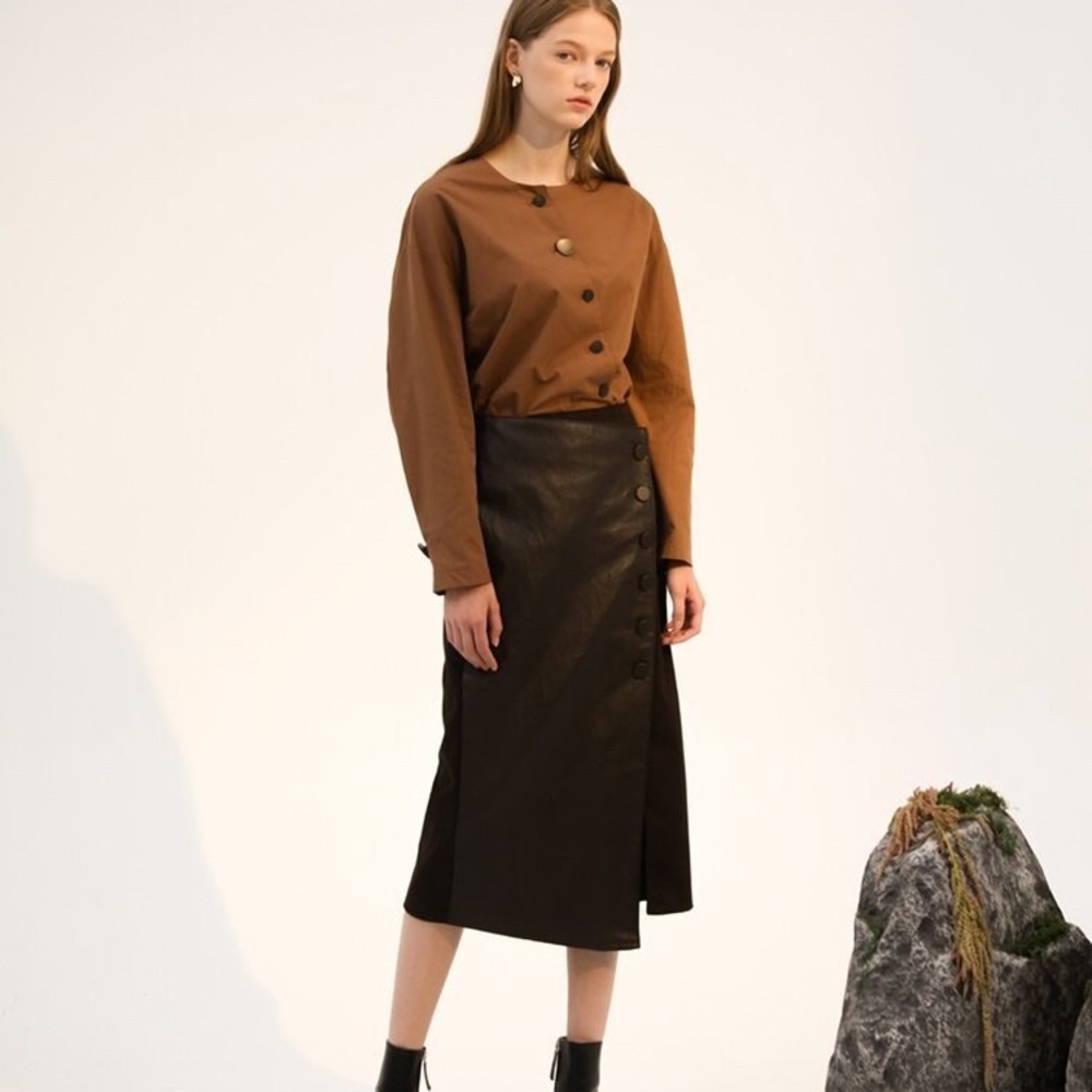 Comos 45 Oblique Line Blouse Brown Color